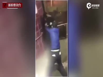 纽约华裔送餐员遭黑人挑衅 挥拳愤怒反击