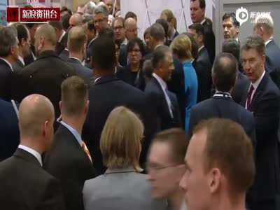 现场:奥巴马和默克尔体验VR眼镜 表情萌萌哒