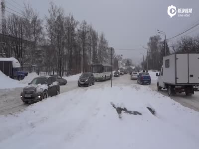 实拍俄大卡车陷雪中阻交通 装甲车出动拖走