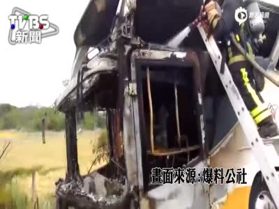实拍台湾游览车撞护栏起火 已致多人遇难