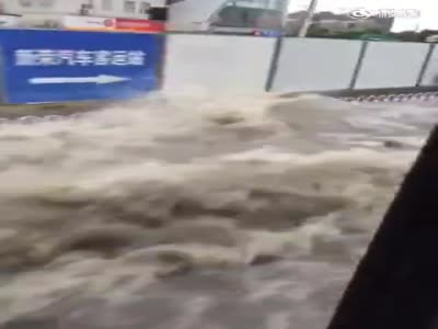 武汉暴雨积水行车如开船 行人被逼寸步难行 