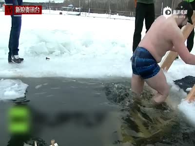 俄罗斯男子挖开冰封湖面 泡在冰水中下象棋