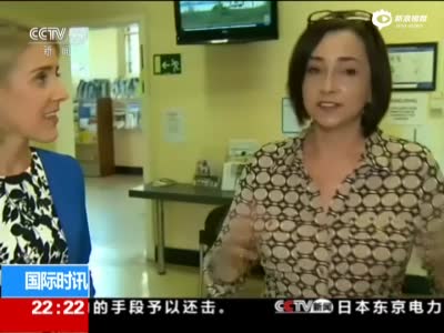 实拍澳鹦鹉闯入直播镜头 站记者肩上将其吓呆