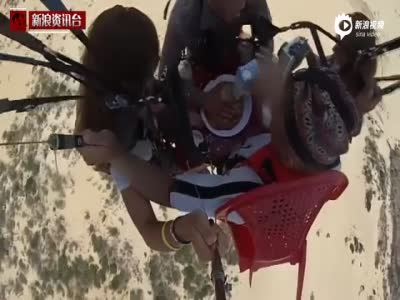 实拍：俄罗斯四青年乘滑翔伞在300米高空聚餐