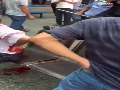 现场:男子在深圳客运站持刀砍伤7人 被民警制服