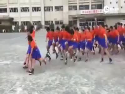 日本几十名学童集体跳绳　波浪前进完美同步