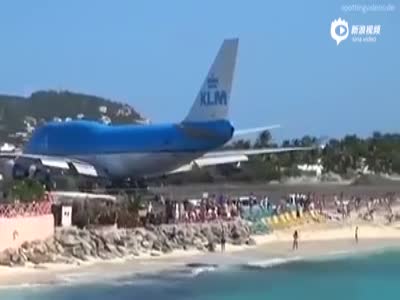 实拍波音747起飞 超强气流吹倒后方沙滩众游人