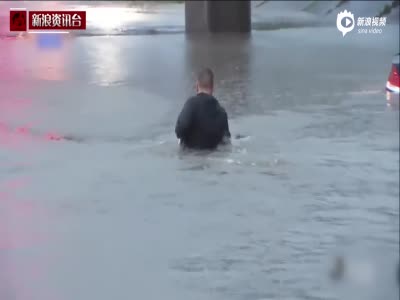 男子车陷洪水中快速下沉 记者直播中相救