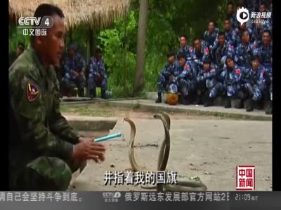中国女兵荒野求生式训练：喝蛇血 生吃蜥蜴蜘蛛