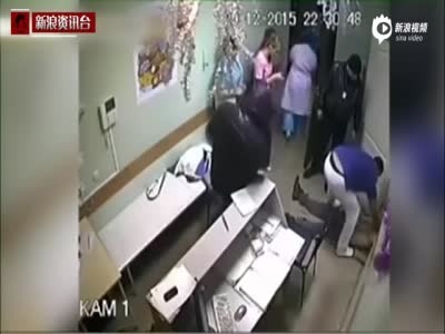 监控:俄医生一拳打死病人 因其骚扰医院护士