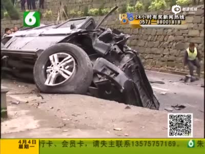 现场：杭州萧山公墓惨烈车祸 多辆车严重变形