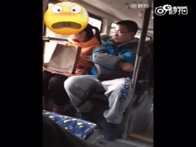 眼镜男公交车袭胸邻座女子 乘客拍下视频