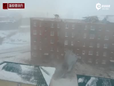 实拍俄罗斯楼房遭强风袭击 整个屋顶被掀翻