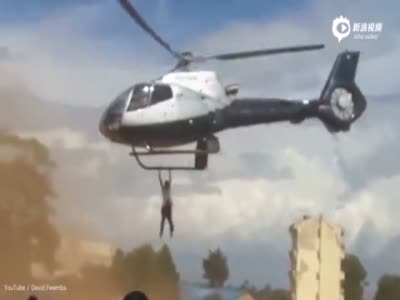 肯尼亚男子徒手吊直升机飞2公里 体力不支坠下