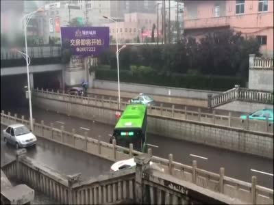 河北暴雨中现“最牛”公交车掉头 网友:老司机
