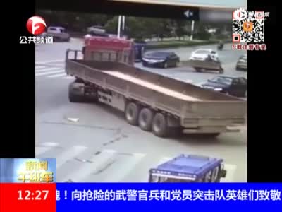 监控：女子被货车卷入车底 几秒后自行爬出