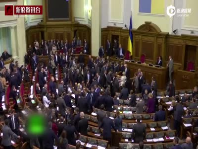 现场：乌克兰总理现身议会遭袭 引发议员混战