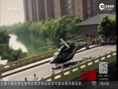 上海男子租直升机迎亲 停马路上致交通堵塞1小时