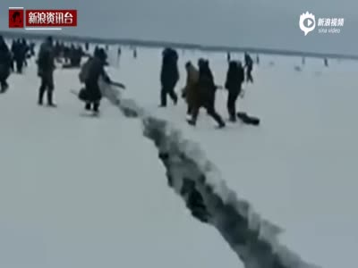 实拍俄结冰湖面突然断裂 数百渔民狂奔逃命
