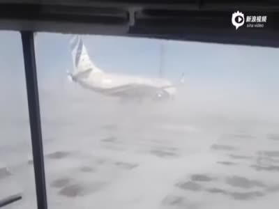 实拍俄737客机遭强风 原地自转180度惊呆乘客