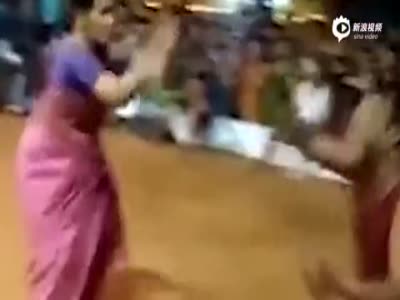 印度76岁大妈身手敏捷 武术比赛对打不输年轻人