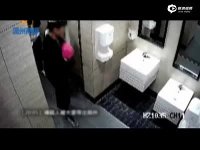 监控：男子戴假发进女厕所抢劫 男友冲进去解救