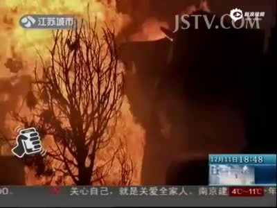 实拍京沪高速两大货车追尾 爆炸起火致2死