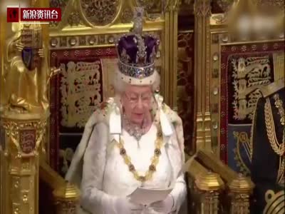 英女王出席议会开幕式 皇冠镶千颗钻石场面奢华
