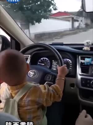 坑娃！為了好玩，讓1歲多孩子開(kāi)車(chē)！