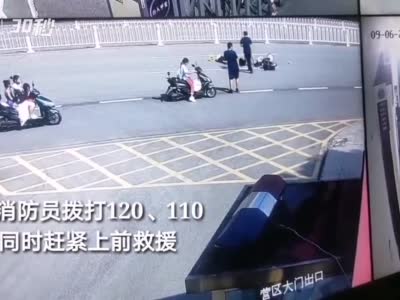 30秒丨四川岳池消防小哥为车祸小学生暖心撑伞