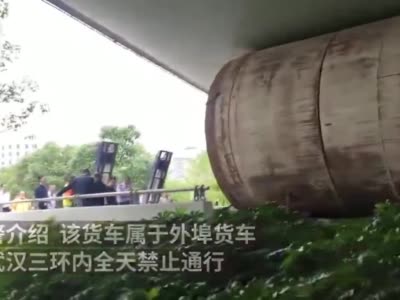 武汉一拖设备车辆超高卡立交桥下：外埠车辆误入，仍在抢修