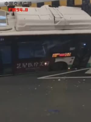 武汉一公交撞上立交桥 万幸车上无乘客