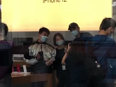 iPhone12首发日探访南京东路苹果店:有人6点到店排队