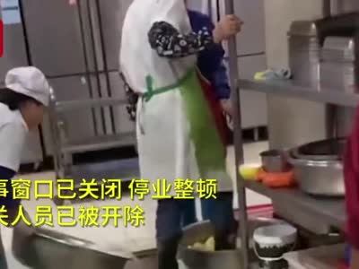 网曝一学校食堂员工用脚洗菜，校方回应了！