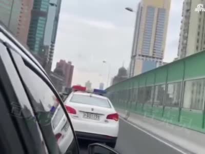 女子在上海南北高架上撒腿狂奔 后面还有警车跟着