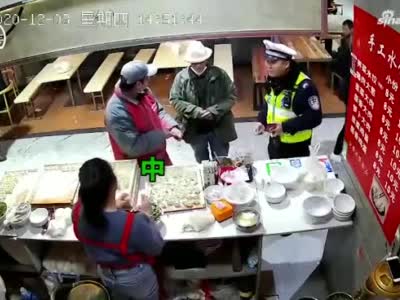 暖新闻丨老人流落火车站两天没吃饭，交警自掏腰包买来超大份水饺