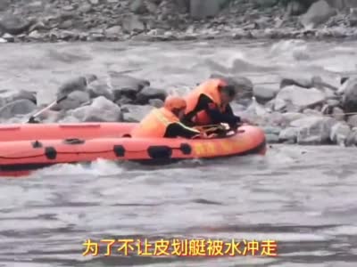 视频丨岷江江水突涨2人被困河道，公安消防成功营救