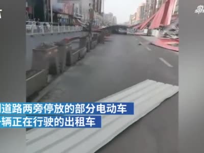 河南漯河铁皮屋顶被大风刮落 砸到出租车