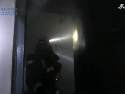 居民楼着火 周口消防员勇闯火窟救出被困男童