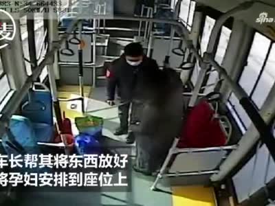 郑州孕妇乘公交时腿抽筋 车长蹲下为其按摩一分钟