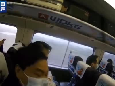 高铁上一男子霸座还嫌乘务员手脏，结果……
