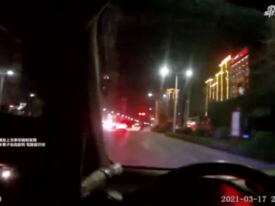 男子酒驾怕被罚等红灯时换副驾 交警看到后:车自己飘过来的？