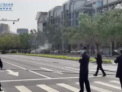 突发：郑州街头疑似天然气泄露引燃树木