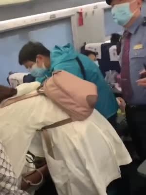 乘客突发疾病，河南医务人员高铁上救人