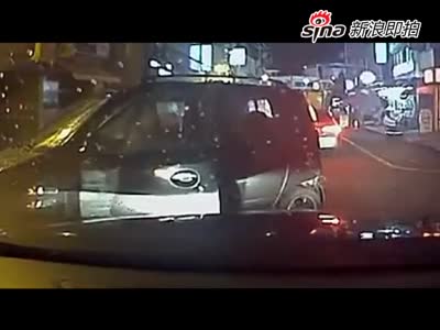 视频:行车仪记录碰瓷男惨遭女司机径直碾压