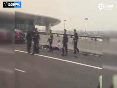 深圳宝安机场多名行人被失控车辆撞倒在地
