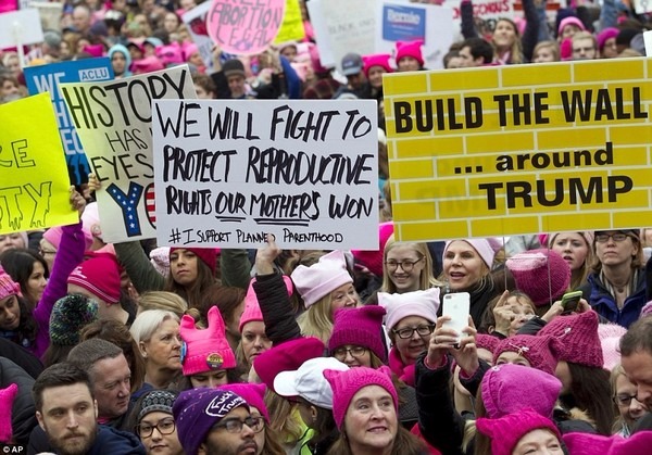 航拍全美百万女性大游行抗议川普