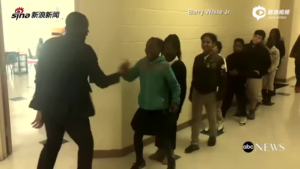 惊呆！黑人老师与学生的神奇握手方式