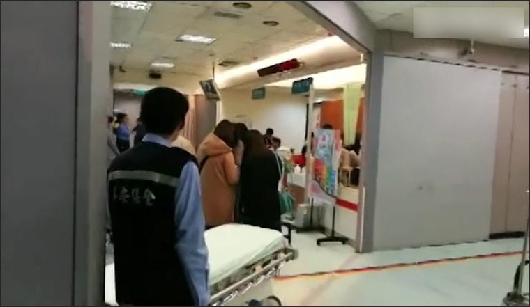 医院实拍：台游览车翻车受伤乘客正抢救