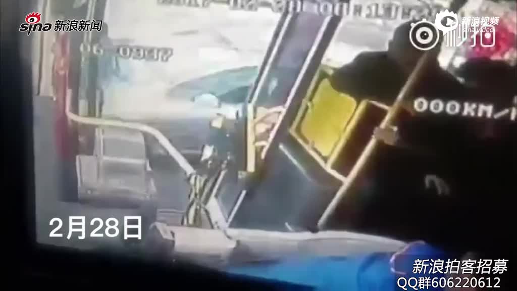 监拍：女子跑下公交车 被侧边行驶小车撞飞